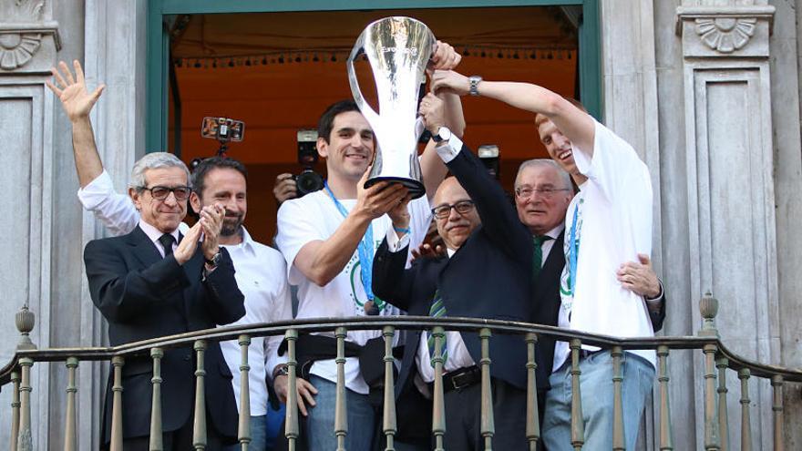 Los mandatarios de Unicaja, con el técnico y jugadores, en la celebración.