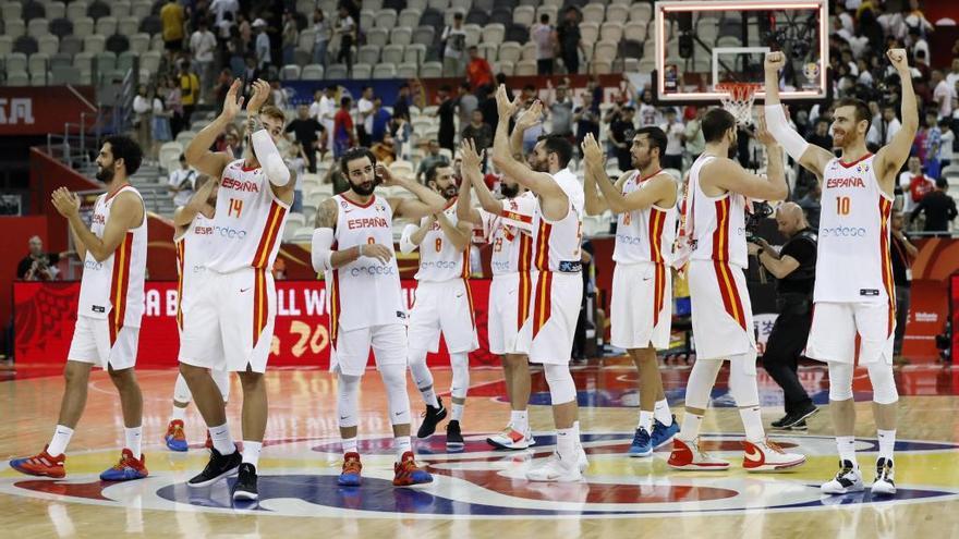 Los jugadores de España festejan su clasificación para semifinales tras derrotar a Polonia. // A. Song