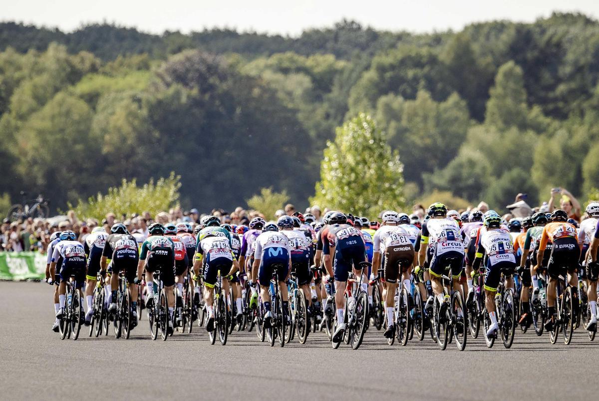 Soesterberg (Netherlands), 20/08/2022.- The peloton passes the runway of Soesterberg Air Base during the second stage of the 77th La Vuelta cycling race, over 175.1km from ’s-Hertogenbosch to Utrecht, in Den Bosch, the Netherlands, 20 August 2022. (Ciclismo, Países Bajos; Holanda) EFE/EPA/Sem van der Wal