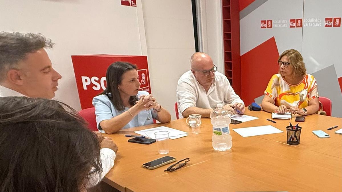 De izquierda a derecha, Mario Villar; la portavoz municipal Cristina Escoda junto al edil Miguel Soldevila; y la diputada Mayte García.