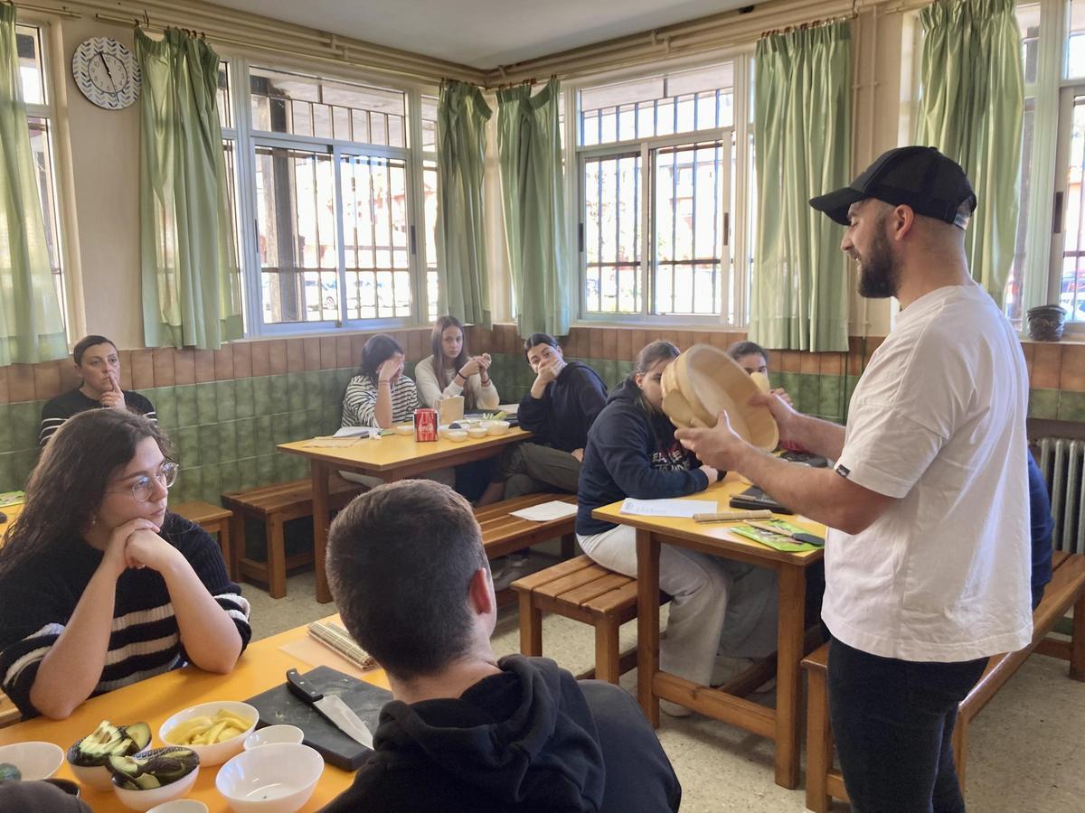 Fran Matoso, de Umami Gijón, durante el taller de elaboración de sushi