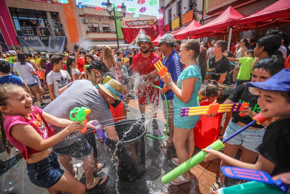 Los catralenses y muchos vecinos de la Vega Baja estallan en alegría y fiesta para iniciar las celebraciones de San Juan con el chupinazo