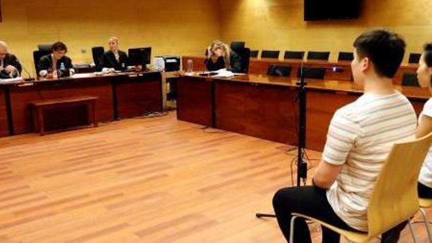L&#039;acusat, acompanyat d&#039;una intèrpret, en el judici d&#039;ahir a Girona.
