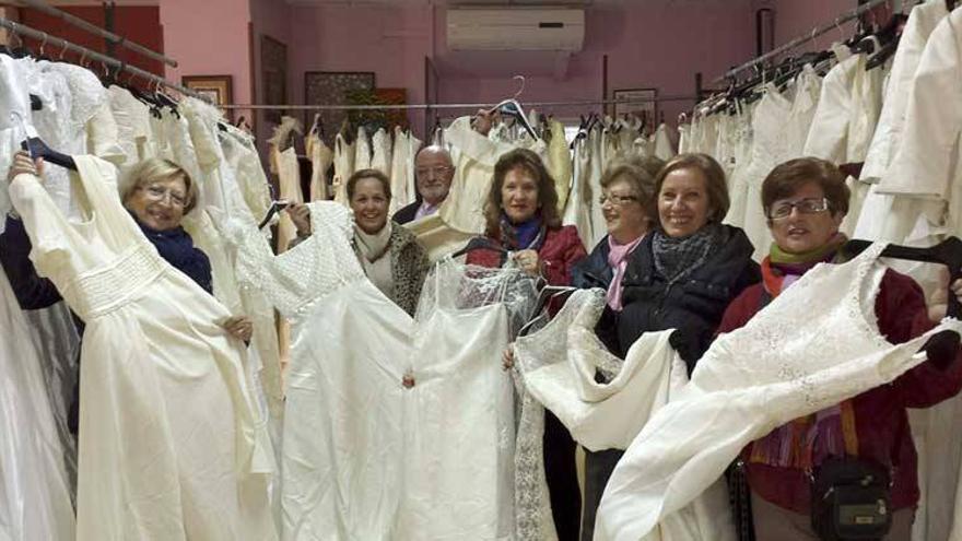 Consiguen 3.200 kilos de comida con la venta de 300 trajes de novia en Almendralejo