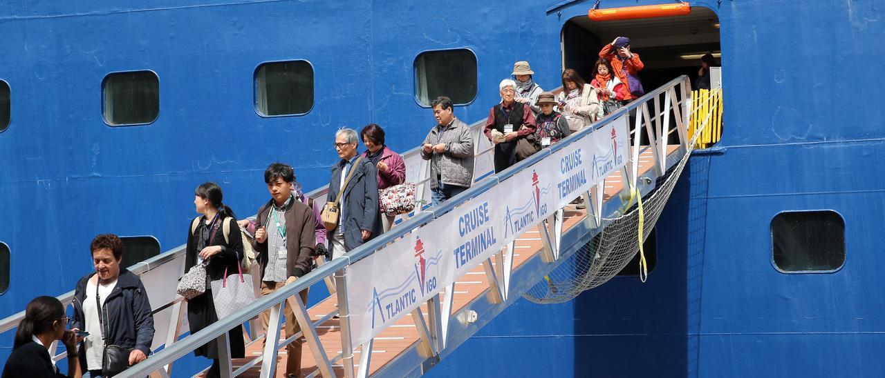 Pasajeros descienden de un crucero en Vigo en 2019