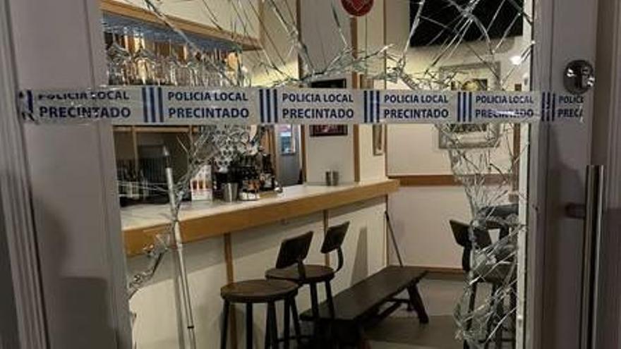 Estado en que quedó la puerta del café bar Antonio.