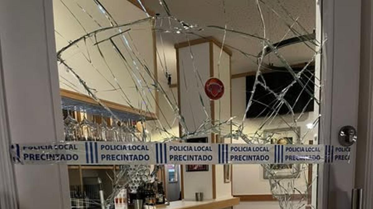 Estado en que quedó la puerta del café bar Antonio.