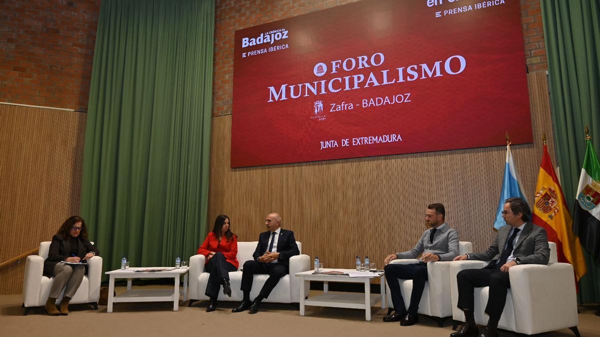 Participantes en la segunda mesa redonda del Foro de Municipalismo.