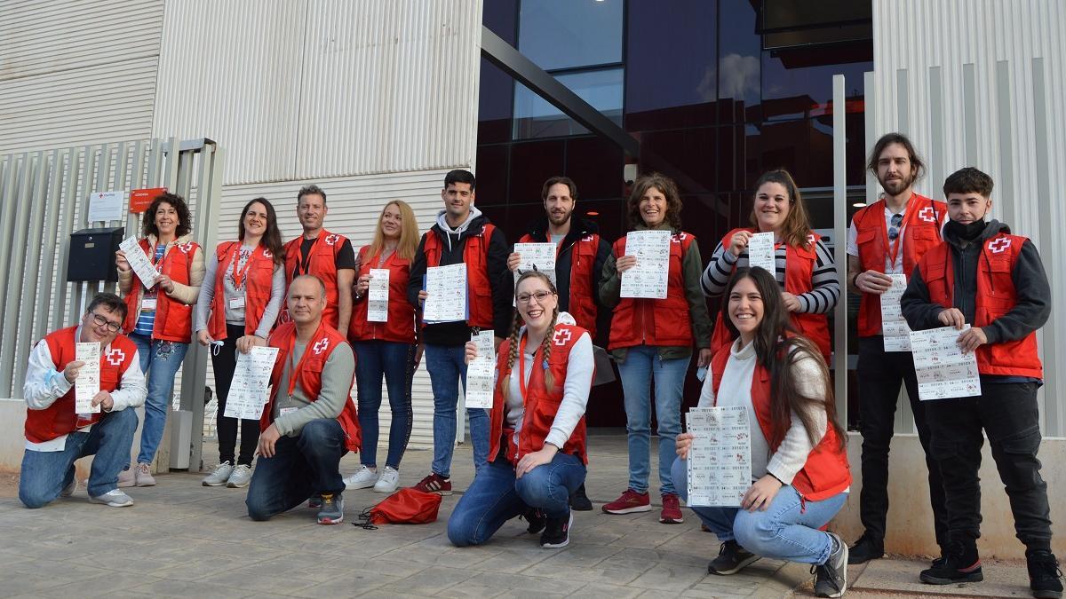 Voluntarios de Cruz Roja Córdoba que participan en la campaña del Sorteo del Oro.