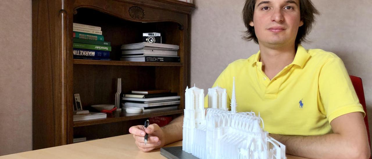 Fran Canós junto a su maqueta del proyecto.