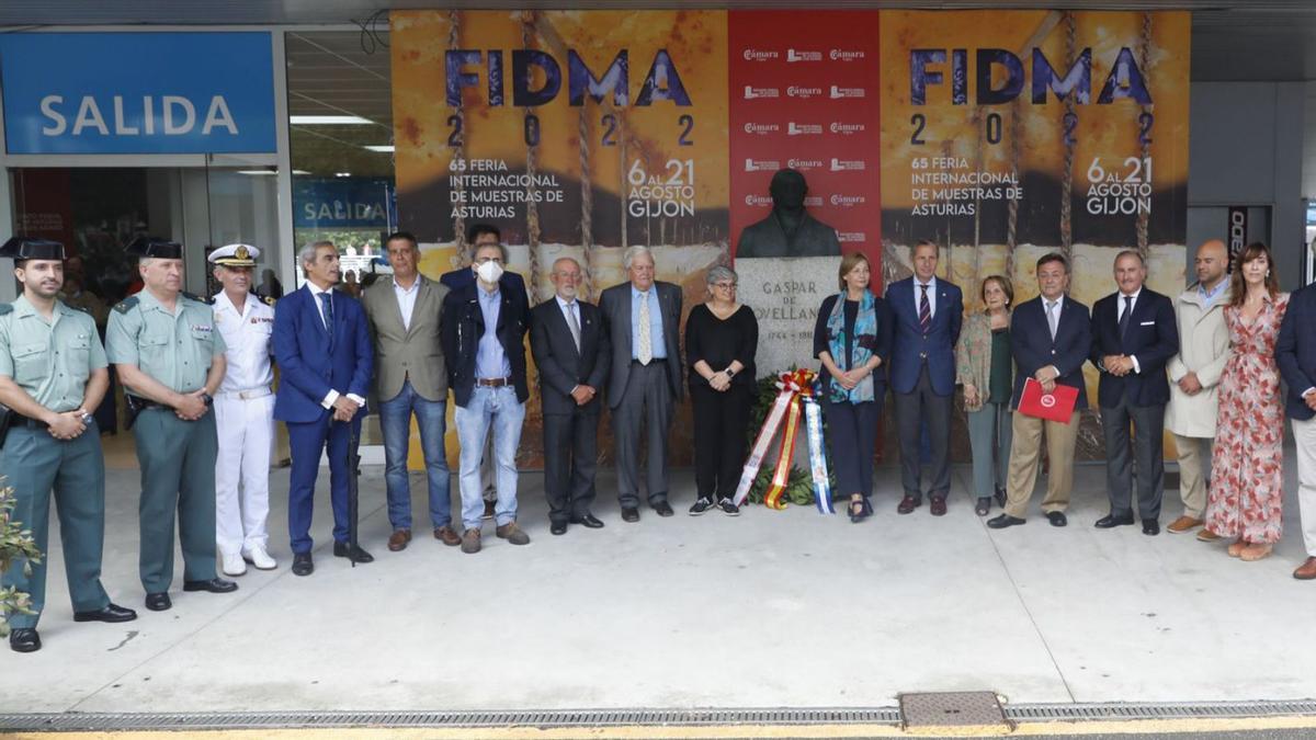 Representantes institucionales durante la ofrenda floral ante el busto de Jovellanos, ayer en la FIDMA. | Marcos León