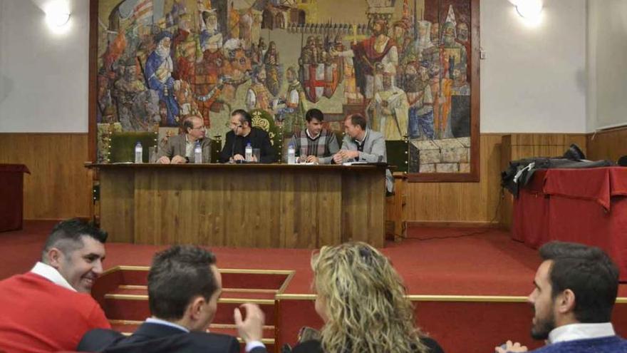 Representantes del Ayuntamiento y la ABTE conversan mientras los ponentes, al fondo, se preparan.