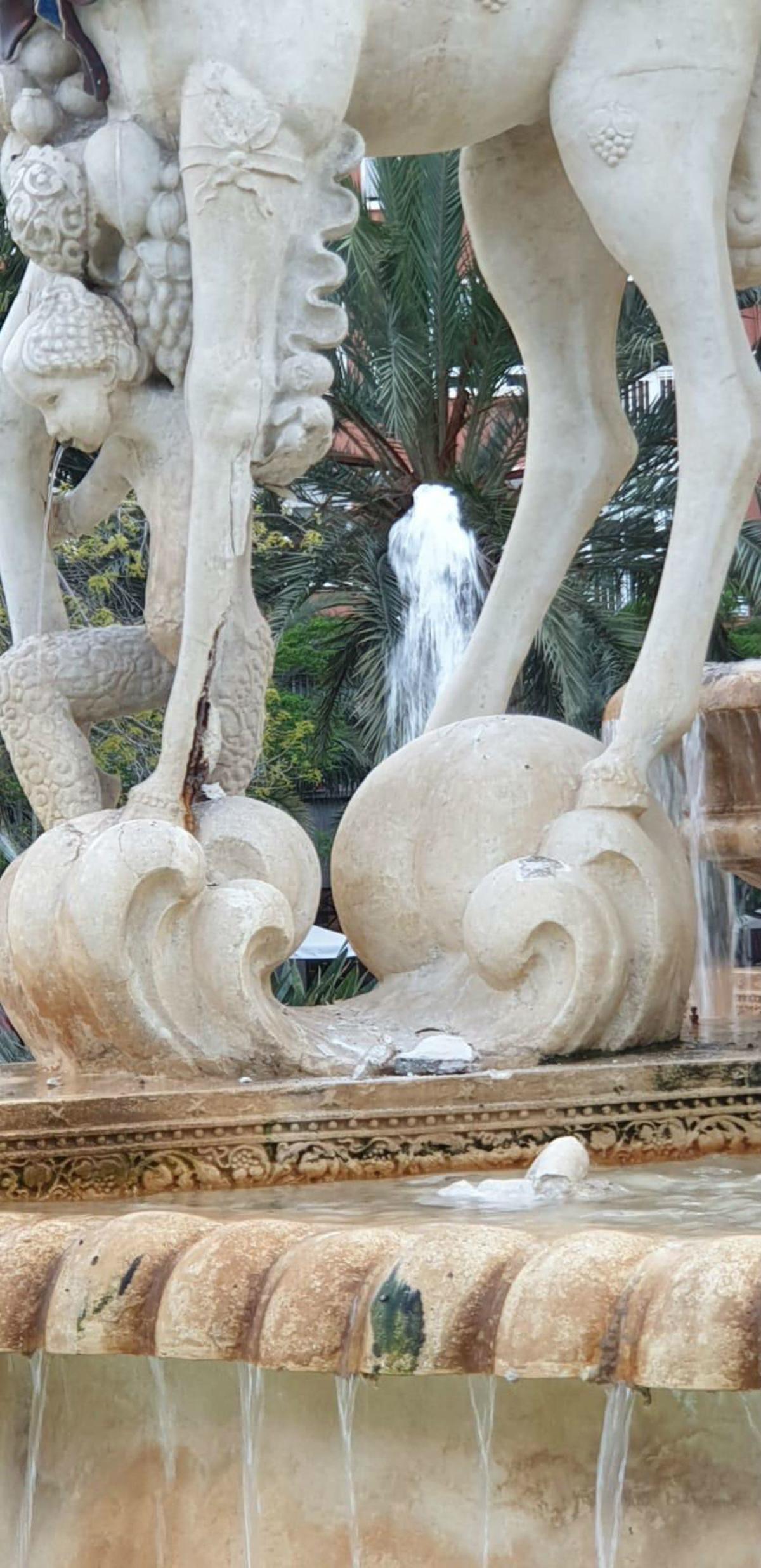 Un detenido por dañar con un martillo las patas de los caballos de la fuente de Luceros