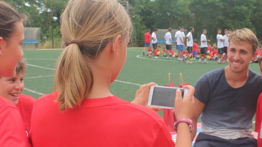 Marc Muniesa (Stoke City) visita el campus del Girona FC