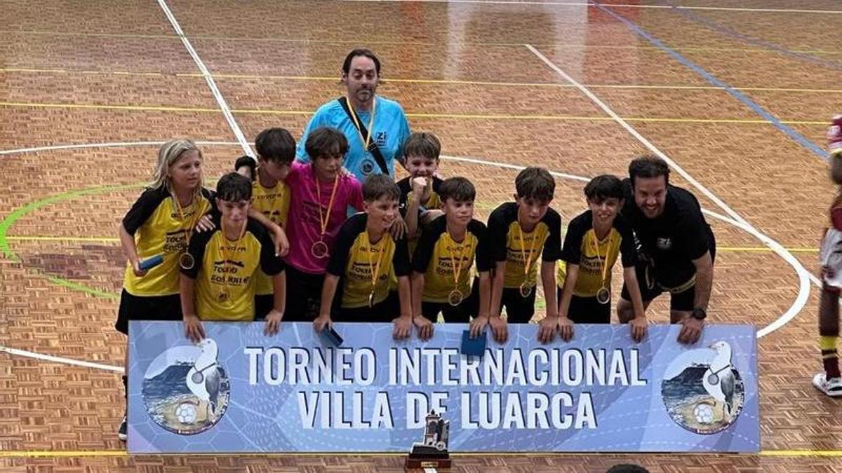El equipo de fútbol sala langreano, tras ganar la final.