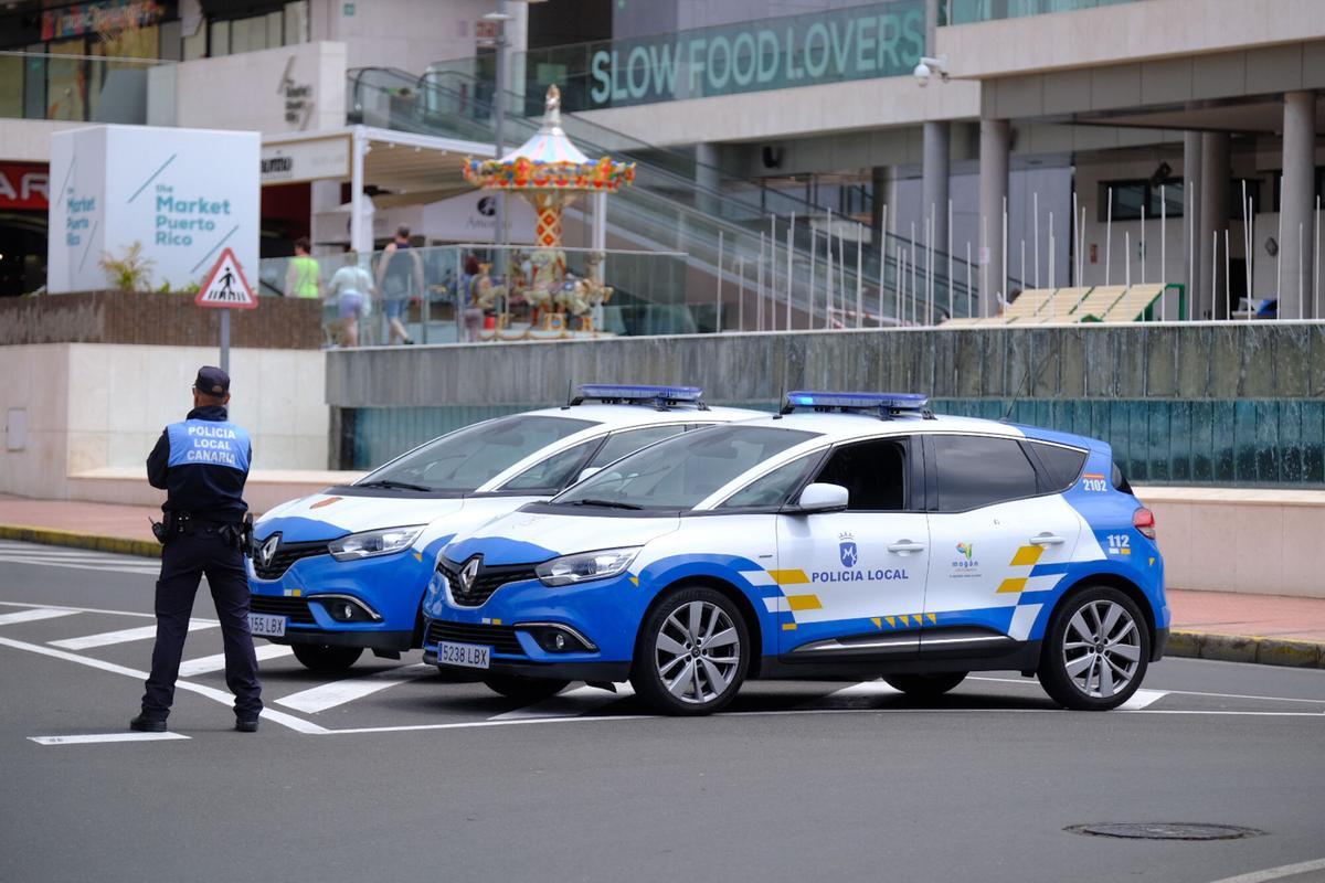 Imagen de archivo de un agente de la Policía Local de Mogán durante un operativo.