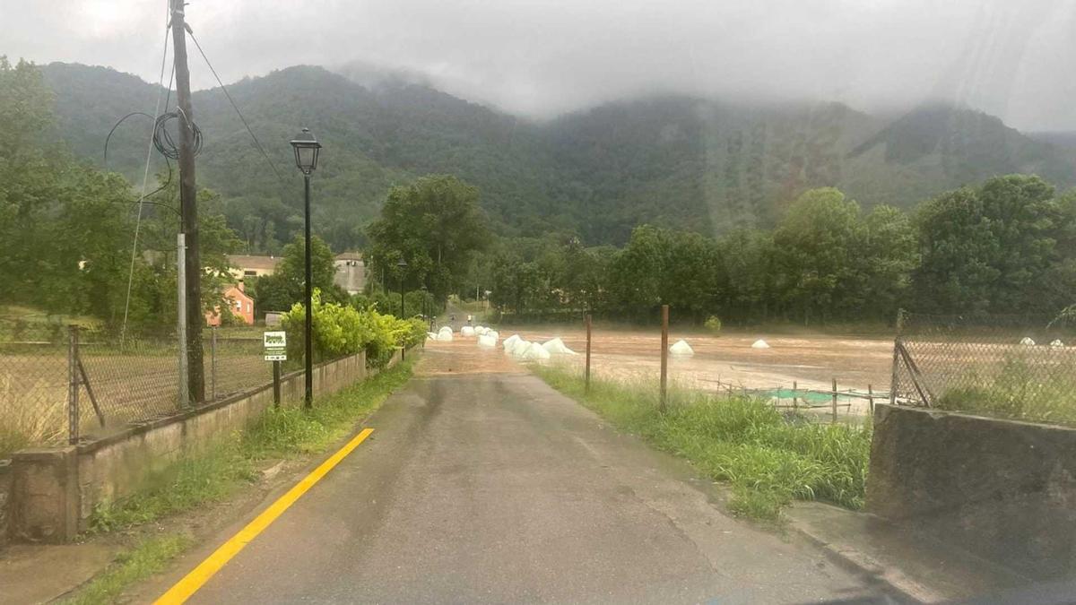 Les fortes pluges desborden rieres i causen inundacions a la vall de Bianya, en una imatge d'arxiu.