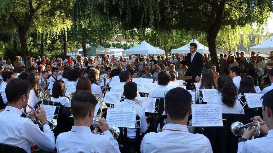 La Banda da Escola Municipal de Oleiros ofrece un concierto en Alfaroleiros