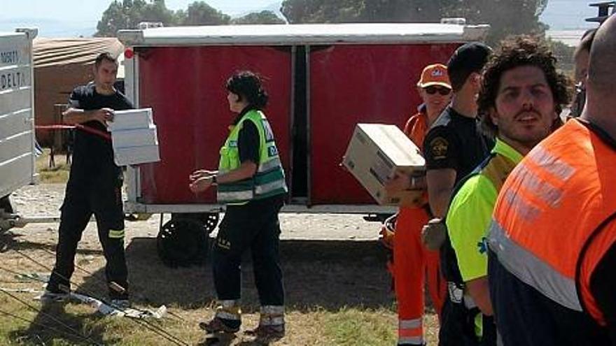 Miguel Pazos Veiga, el segundo por la izquierda, descargando medicamentos en Haití. / hermanos pazos veiga