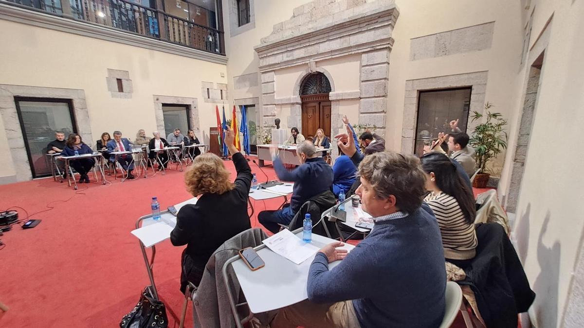 Una votación en el pleno de este jueves en el Ayuntamiento de Llanes.