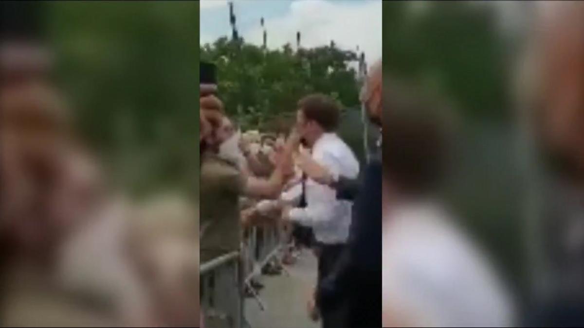 Macron abofeteado por un hombre durante un viaje oficial