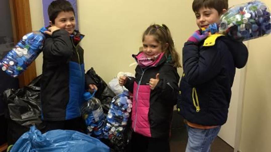 L&#039;Elna, l&#039;Arnau i l&#039;Eloi Cicujano amb alguns dels taps recollits a l&#039;escola.