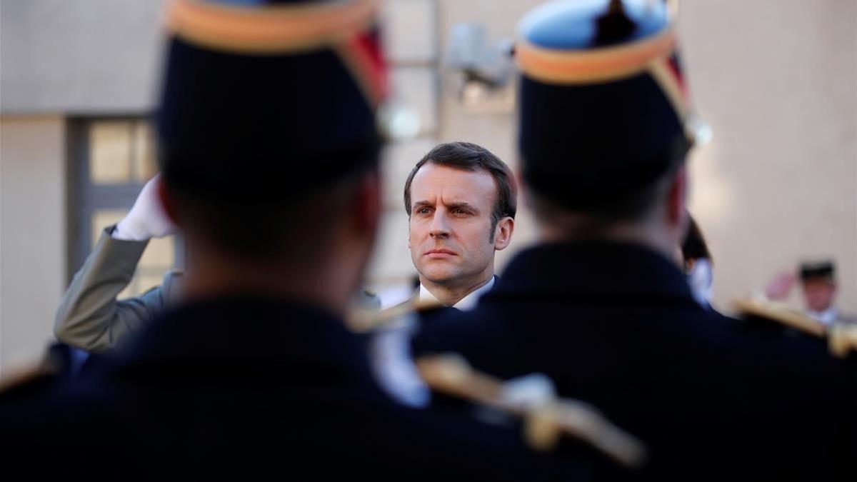 El presidente francés, Emmanuel Macron, pasa revista a las tropas tras dar su discurso, este viernes.