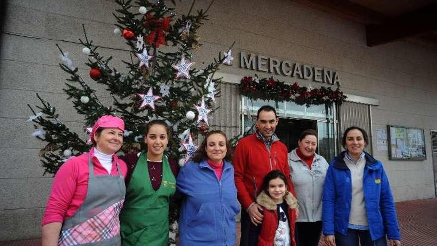 Árbol de Navidad en la plaza de Dena.  // Iñaki Abella