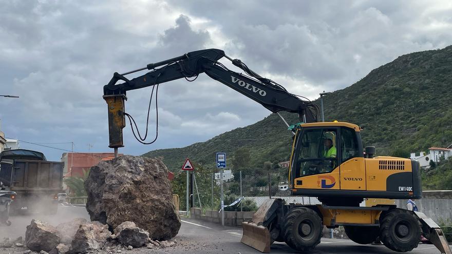 Retirada de una piedra gigante en Valle Tabares, en La Laguna