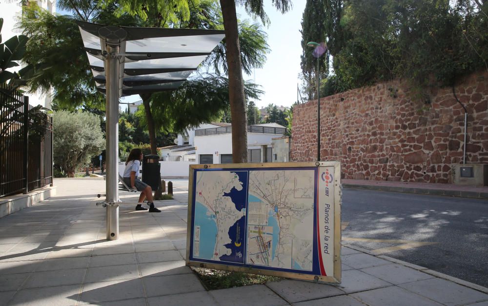 La EMT ha detectado destrozos en once marquesinas de la línea 33, por el Cerrado de Calderón y Parque Clavero