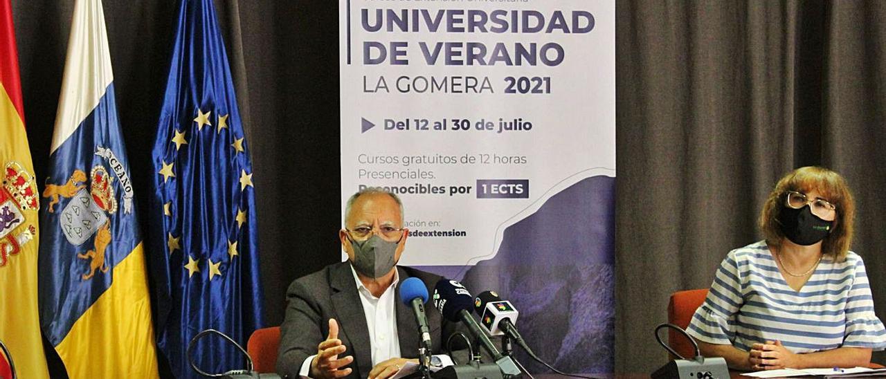 Casimiro Curbelo, junto a la consejera de Cultura y Educación, Rosa Elena García, durante una rueda de prensa.