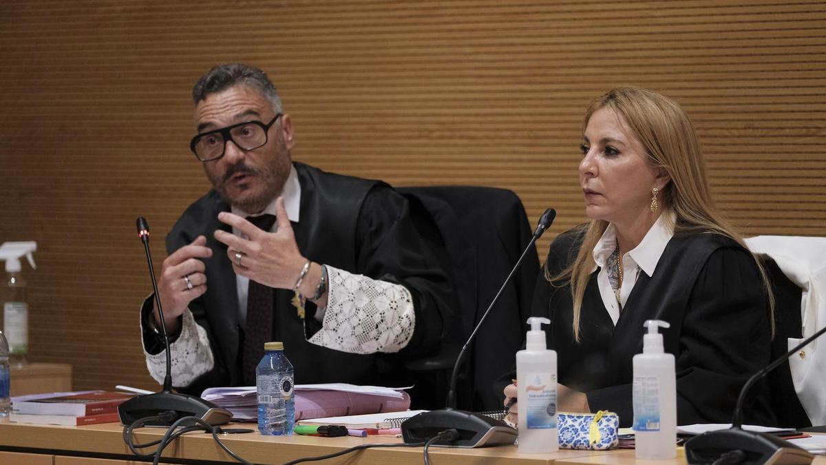 El fiscal Jesús Lomba y la abogada Emilia Zaballos durante la celebración de la primera jornada de la vista por el caso Romina.