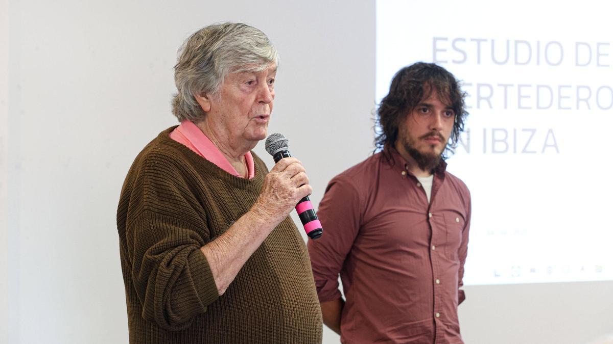 Daniel Busturia, a la izquierda de la imagen, y Jaime Sánchez, durante la presentación del estudio de opinión este viernes en Puig d'en Valls.