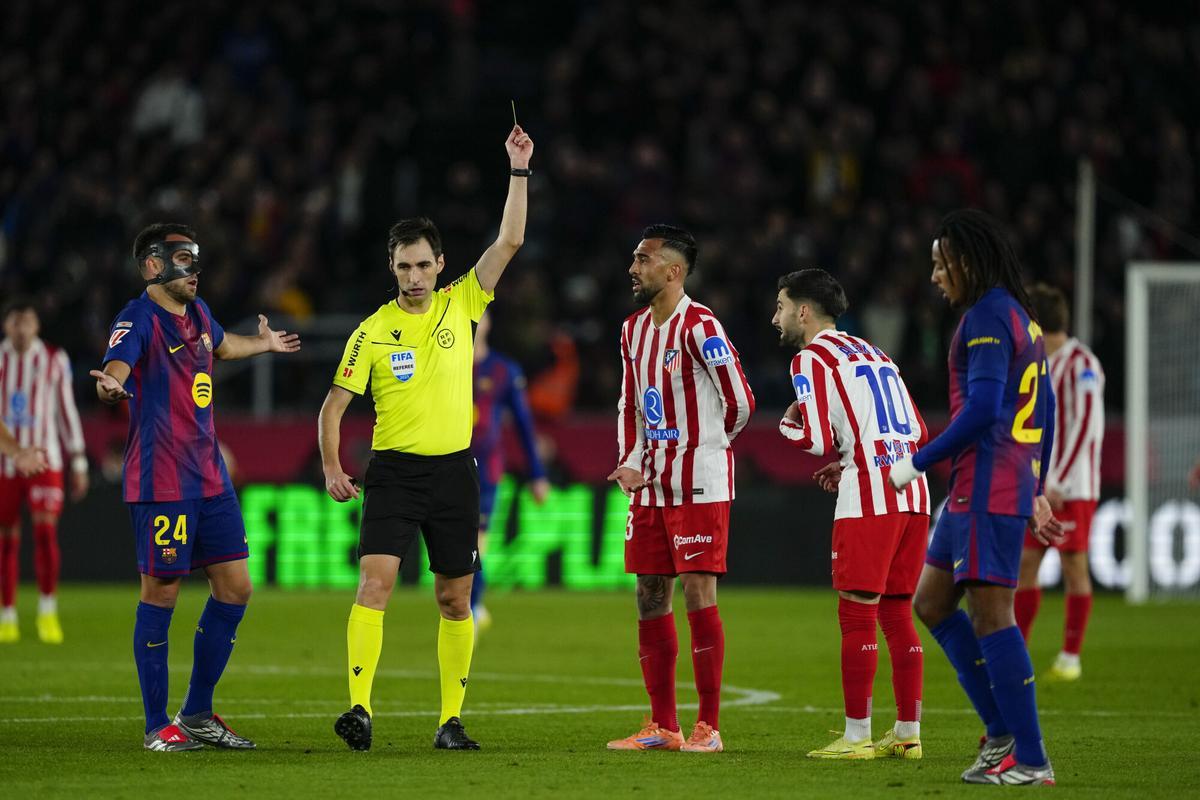 De Burgos Bengoetxea, durante el Barça-Atlético de Liga