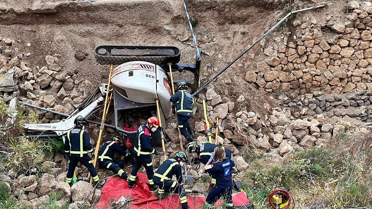 Un herido grave al volcar una retroexcavadora en Tenerife | LP