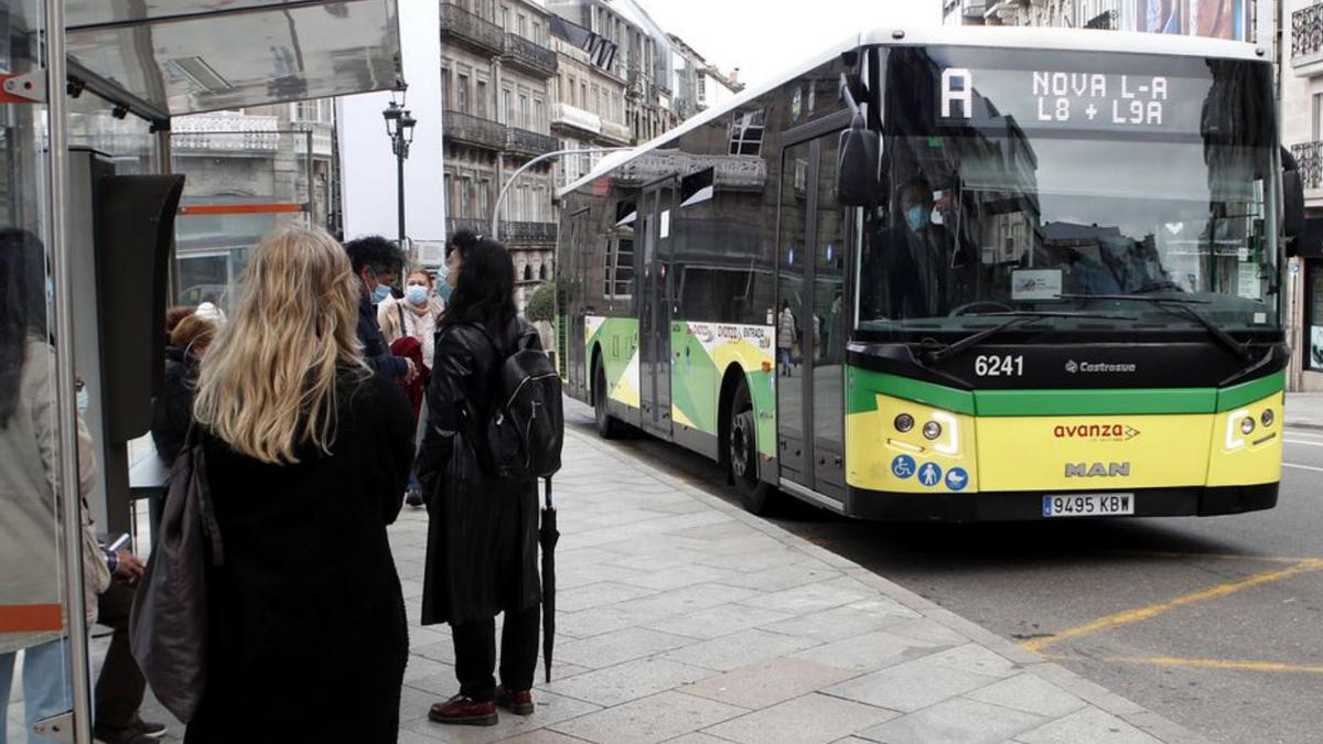 Nueva línea de Vitrasa “A”, fusión del 8 y el 9A, en La Farola.  |  // J. LORES