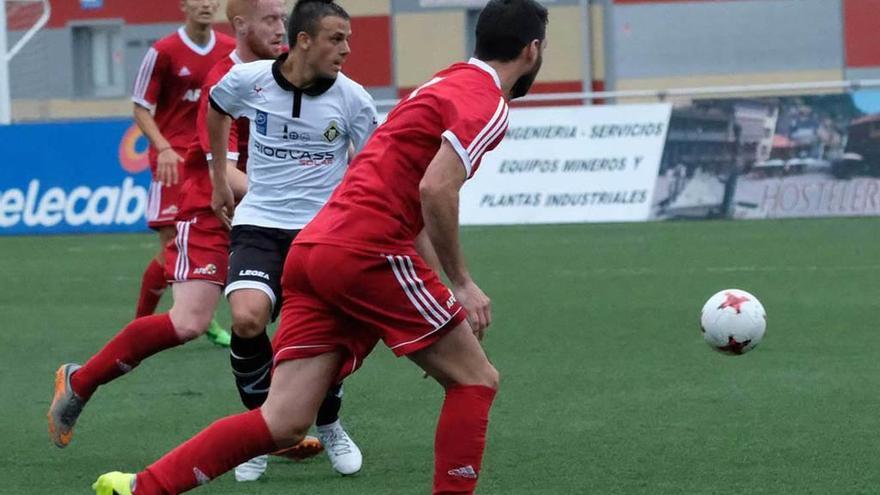 Ruymán, al fondo, y David Álvarez presionan a Méndez en el encuentro del pasado lunes.