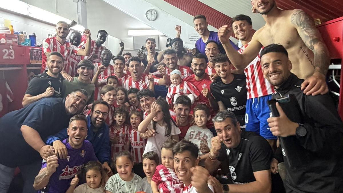 Jugadores del Don Benito celebran el triunfo ante el Diocesano.