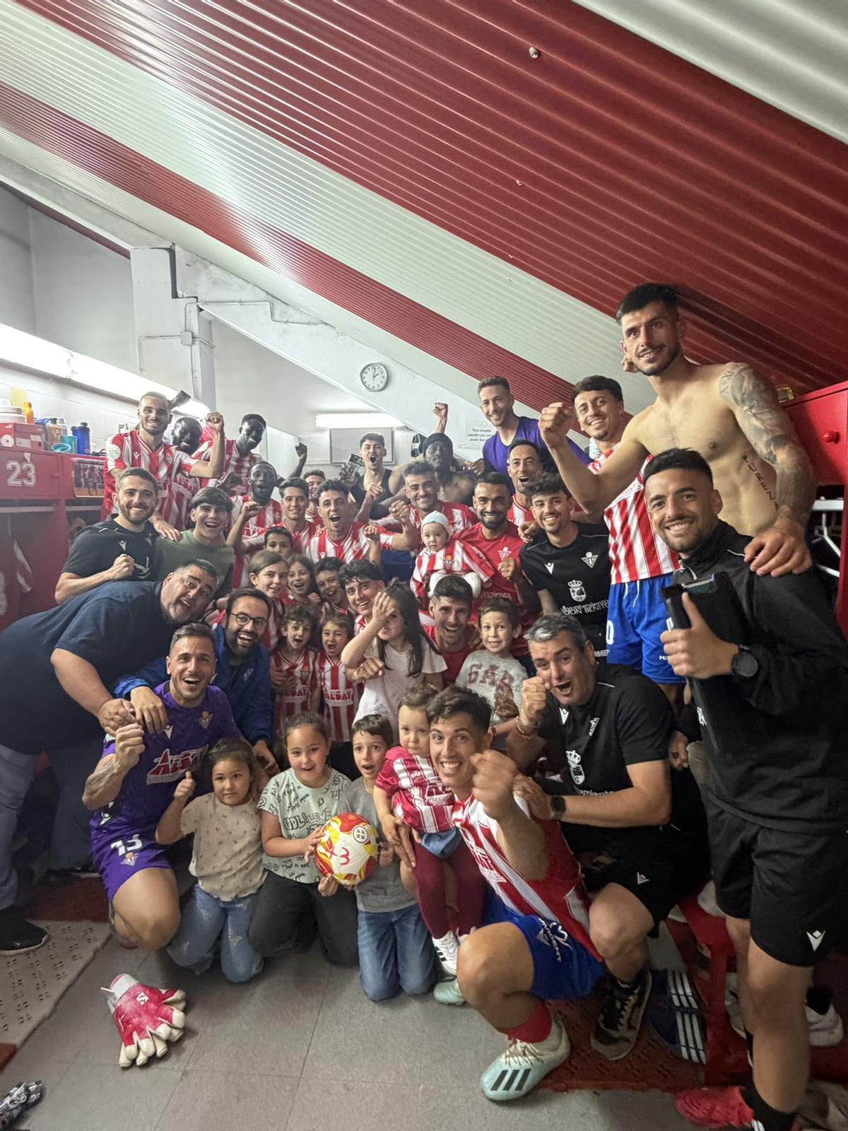Jugadores del Don Benito celebran el triunfo ante el Diocesano.