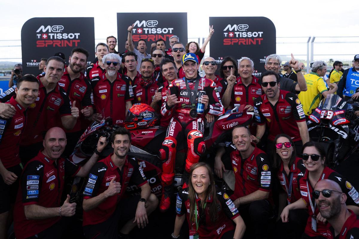 Todo el equipo Ducati Corse celebra la victoria de Marc Márquez en la carrera al 'sprint' de Goiania.