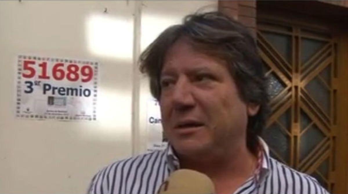El propietari de l’administració número 4 de Vilanova i la Geltrú, Josep Albert Mir, explica el premi que han repartit.