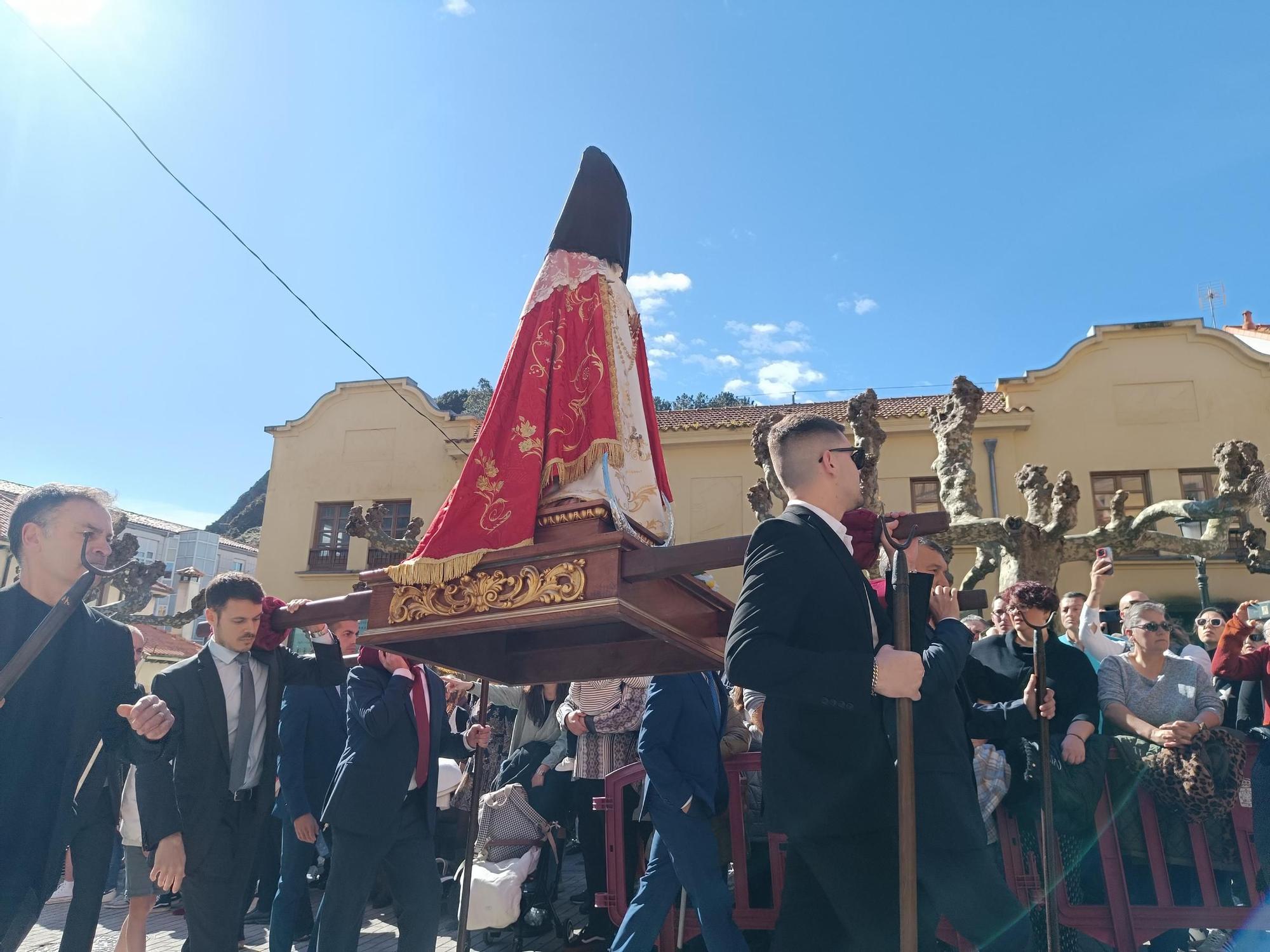 La procesión de "El Encuentro", pone fin a la Semana Santa candasina