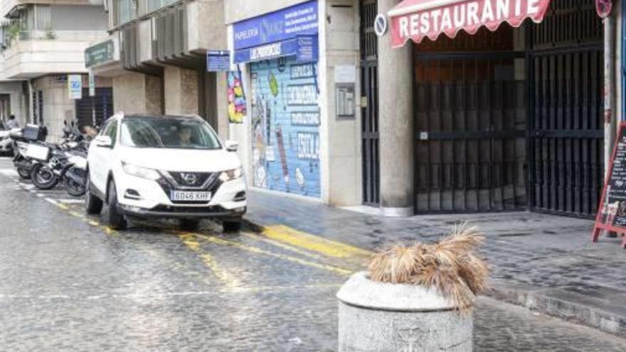 Denuncian el &quot;peligroso&quot; acceso  a un aparcamiento en Ciutat Vella