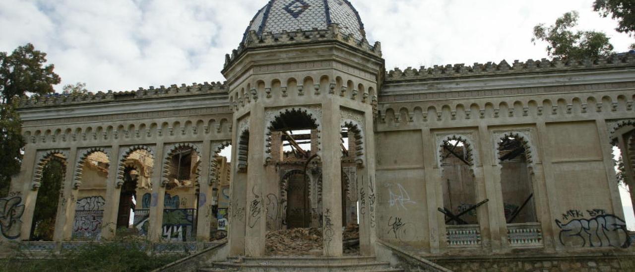 Vista frontal del palacete que diseñó el arquitecto Manuel Cortina en el término de Torrent.