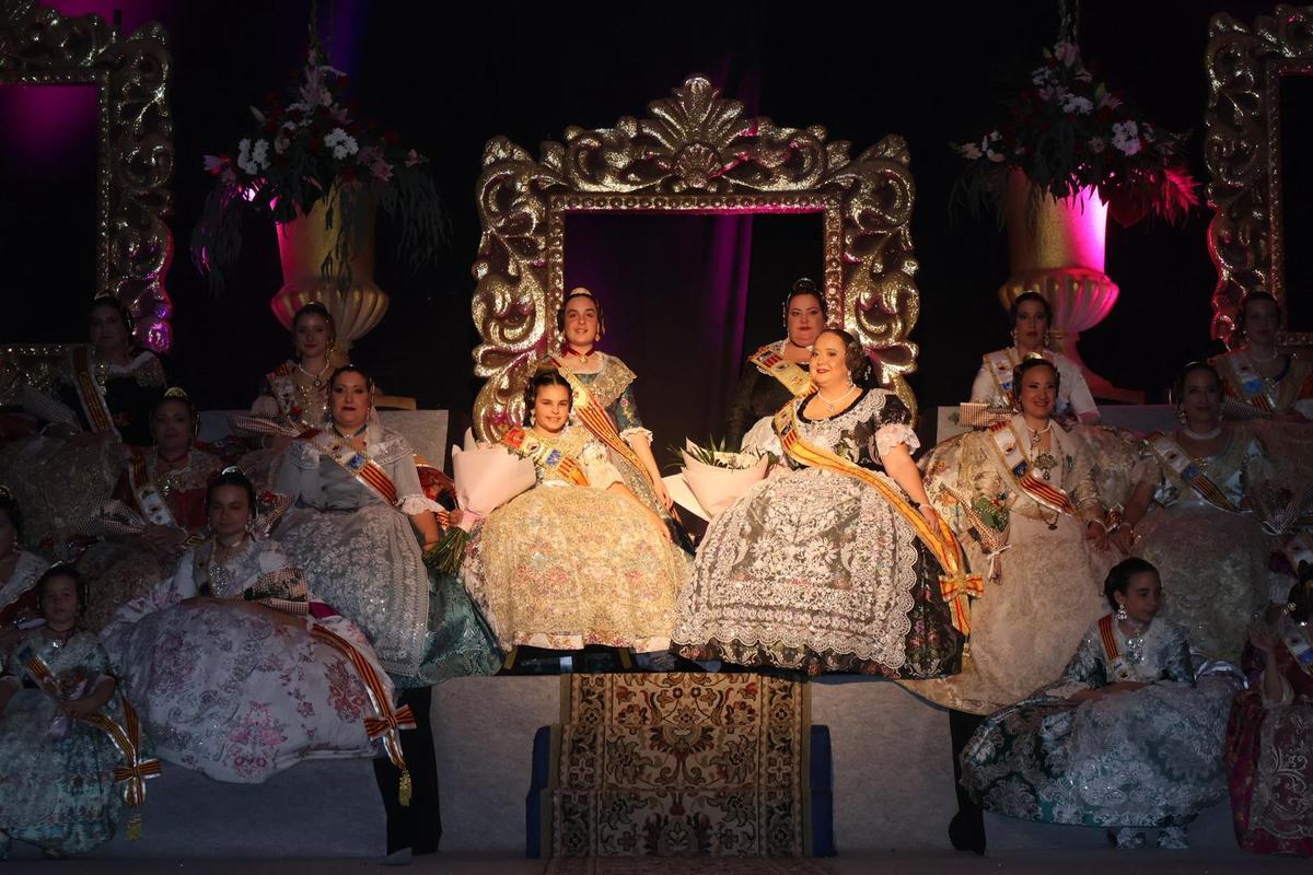 Momento de la presentación de la falla Pare Castells con las cuatro responsables destacadas.