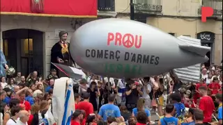 Vecinos de Gràcia reclaman que se detenga el comercio de armas con Israel en el pregón de las Fiestas del barrio