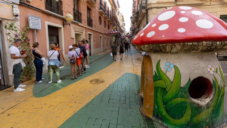 El Ayuntamiento de Alicante se plantea alternativas para mantener en condiciones el suelo de la calle de las setas