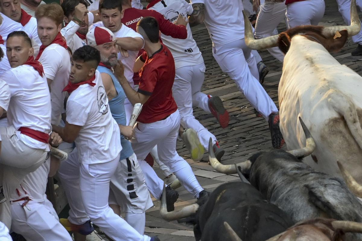 Los Cebada Gago recorren unidos un rápido segundo encierro de los Sanfermines 2026.