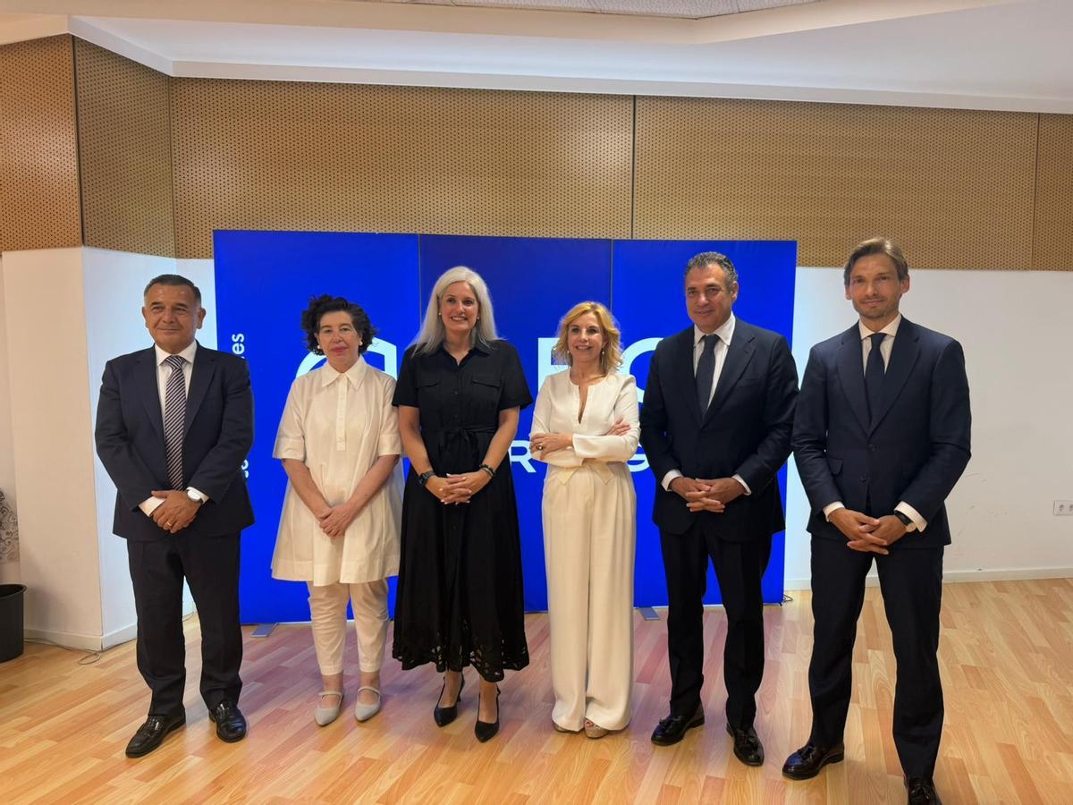 Foto de familia de los intervinientes en la jornada sobre absentismo laboral de CEOE Aragón.