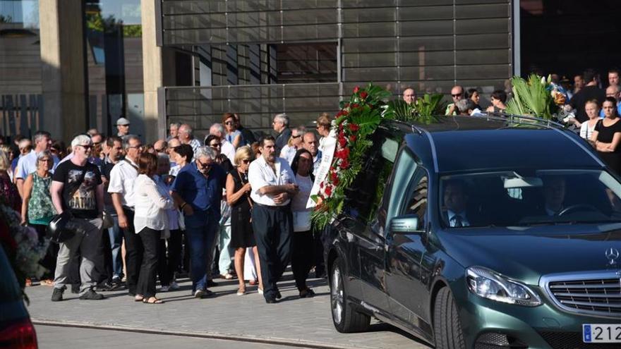 Familia y amigos de la asesinada en Cambrils se despiden de ella